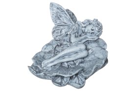 Sodo dekoracija 4Living Fėja, gulinti ant akmens, pilkos sp., 26 x 20 x 18,5 cm.