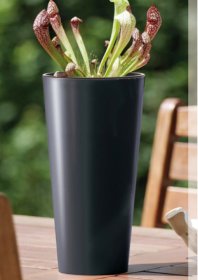 Plastikinis kambarinis vazonas TUBUS SLIM, juodos sp., vazono skersmuo 20 cm.