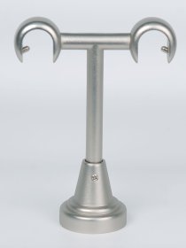 Karnizo laikikliai STOL-KAR Atviras, Metalinis laikiklis skirtas 2 karnizo skersiniams. Ilgis - 13,5cm. Skersmuo - 25/25mm. Tvirtinimui prie lubų.