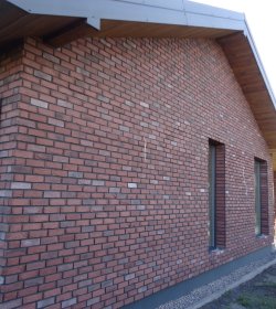 Fasadinės plytelės HANDMADE, 205 x 63 x 17 mm, 50 vnt./dėž., raudonos spalvos, Lietuva. Išeiga vnt./m2 prie 12 mm siūlės 65 vnt.