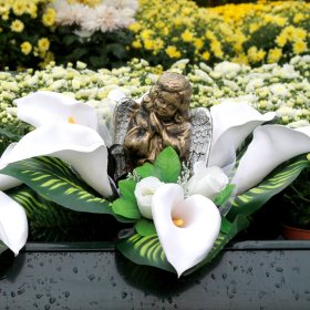 Dirbtinis kapų vainikas su angelu, 55 x 55 cm.