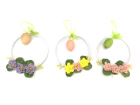 Velykinė dekoracija Vainikas su gėlėmis ir viščiukais, pakabinamas, įvairių sp., dekoracijos dydis 21 cm