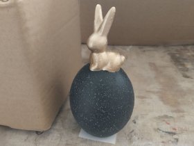 Velykinė dekoracija Juodas Kiaušinis Su Auksiniu Zuikiu, keraminis, 6,5 x 6,5 x 13,5 cm