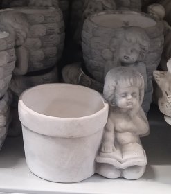 Vienmetė gėlė, kompozicija kapams su angelu, vazonėlio skersmuo 20 cm.