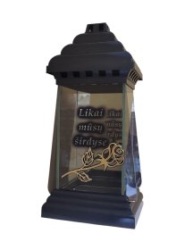 Kapų žvakidė su rože ir užrašu: likai mūsų širdyse, aukštis 32 cm.