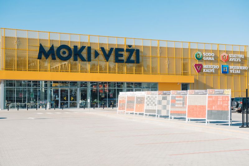 „MOKI VEŽI“ nuo balandžio didina parduotuvių darbuotojų atlyginimus, skirs ir papildomus priedus