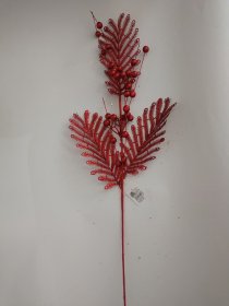 Kalėdinė dekoracija Šakelė, su raudonos spalvos blizgiais lapais ir raudonomis uogomis, 80 cm