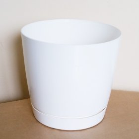 Plastikinis kambarinis vazonas COUBI, su padėklu, baltos sp., vazono skersmuo 18 cm.