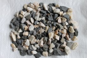 Dekoratyvinė skalda, juodai-balta mix,frakcija 4-8 mm, 25 kg.