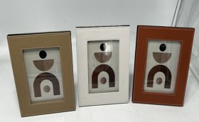 Rėmelis nuotraukai, su odos imitacija, rėmelio dydis 19 x 24 cm, nuotraukos dydis 13 x 18 cm, 3 skirtingos sp.