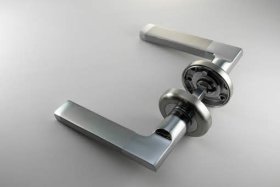 Rankena MP, MRO-32-20, skandinaviškas standartas, poliruotas/matinis chromas, tinka su MUZ-20 durų apyraktėm