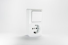 Blokas TOPE Alba, 1 klavišo jungiklis 10A 250V + 1 vietos kištukinis lizdas su įž. 16A, paviršinis, baltos spalvos