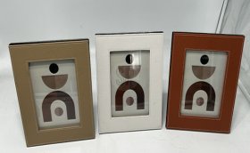 Rėmelis nuotraukai, su odos imitacija, rėmelio dydis 16 x 21 cm, nuotraukos dydis 10 x 15 cm, 3 skirtingos sp.