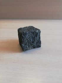 Granitinė grindinio trinkelė GABRO, matmenys 50 x 50 x 50 mm