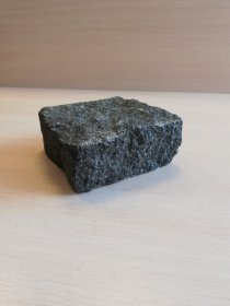 Granitinė grindinio trinkelė GABRO, matmenys 100 x 100 x 50 mm