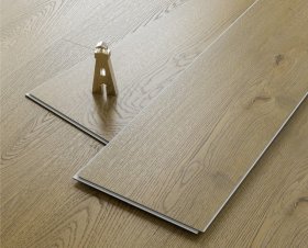 Vinilinė grindų danga APEX 52102-17, 1524 x 180 x 6 mm, 1,646 m2/dėž., 33 klasė, Mikro V4, su integruotu IXPE paklotu, spl. natūralus ąžuolas