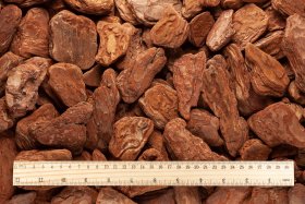 Pušų žievės mulčias, poliruotais gabalėliais, frakcija 30 - 70 mm, 10 l