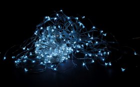 Šviečianti girlianda SUNLUX GG10, 100 LED su valdymo pulteliu, 10 m., šiltai balta spalva, USB, IP20, naudojimui viduje, CP10M-U-1