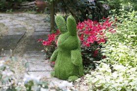 Sodo dekoracija PLIUŠINIS ZUIKIS, iš dirbtinės žolės, 36 x 45 x 84 cm.