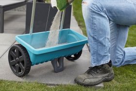 Barstytuvas su ratukais GARDENA, dydis  L, su ratukais, talpa 12,5 l, barstymo plotis 0,45 m; skirtas 400 m² plotui