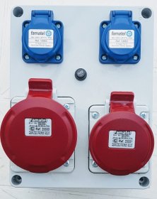 Paskirstymo dėžutė su lizdais FAMATEL 3074, 2 vienfaziai lizdai 230V + 2 trifaziai lizdai 5P 16A ir 32A, IP44, saugiklis, matmenys 170 x 220 x 85 mm