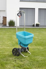 Barstytuvas GARDENA, dydis  XL, su ratukais, talpa 18 l, barsto 1.5 - 6.0m ribose; skirtas 800 m² plotui, ties rankena valdomas uždarymas