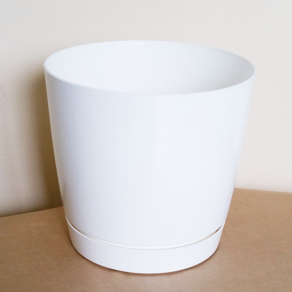 Plastikinis kambarinis vazonas COUBI, su padėklu, baltos sp., vazono skersmuo 18 cm.