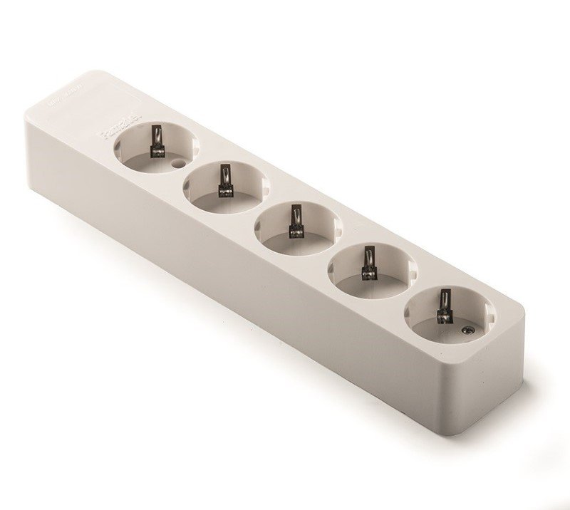 Kištukinis lizdas FAMATEL 2505, 5 vietų, su įž., su apsauga nuo vaikų, 16A/250V, baltos sp.