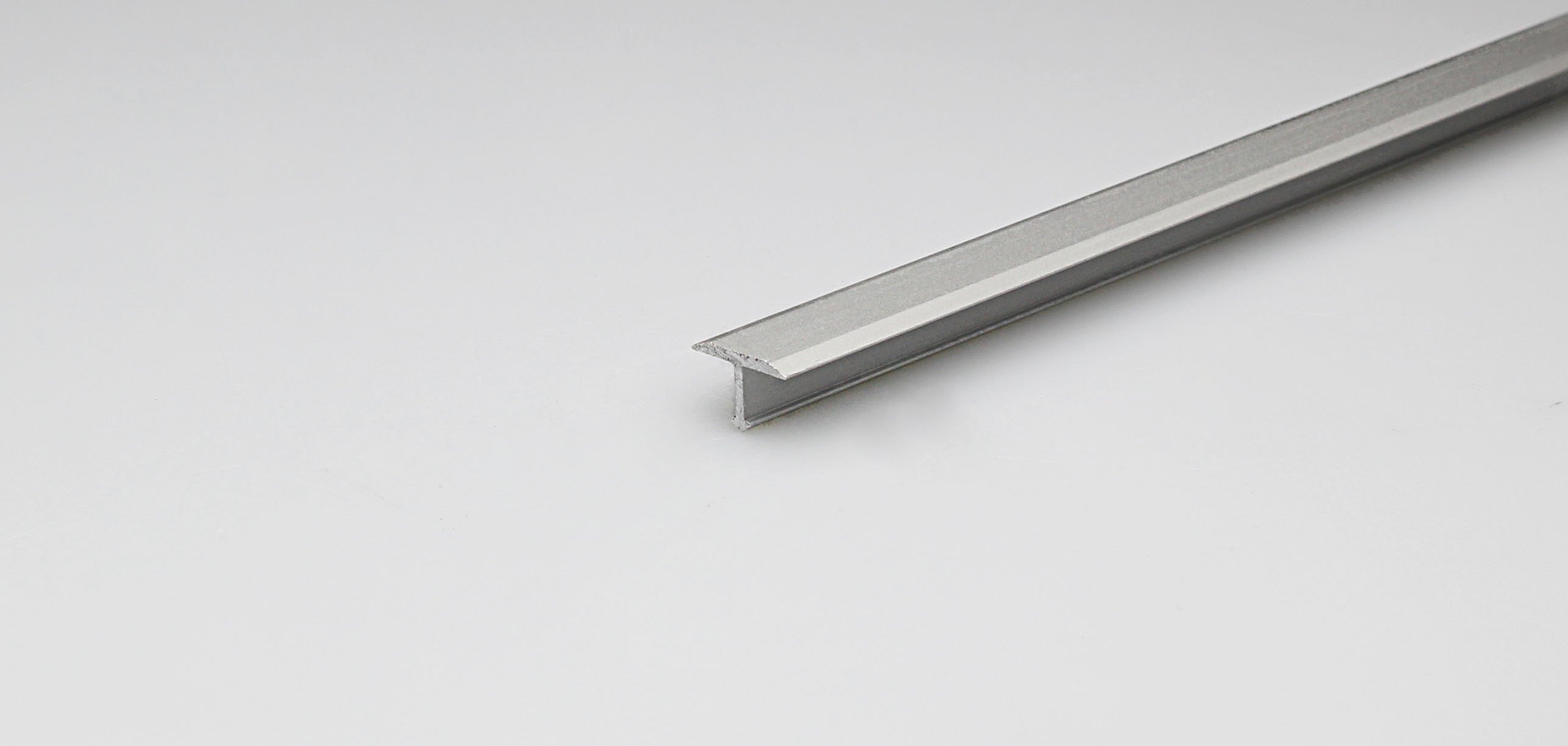 Aliumininė grindų juostelė ARCANSAS 063A2/90, 1800 x 14 mm, h-9 mm, anoduotas, sidabro spalvos, satinas