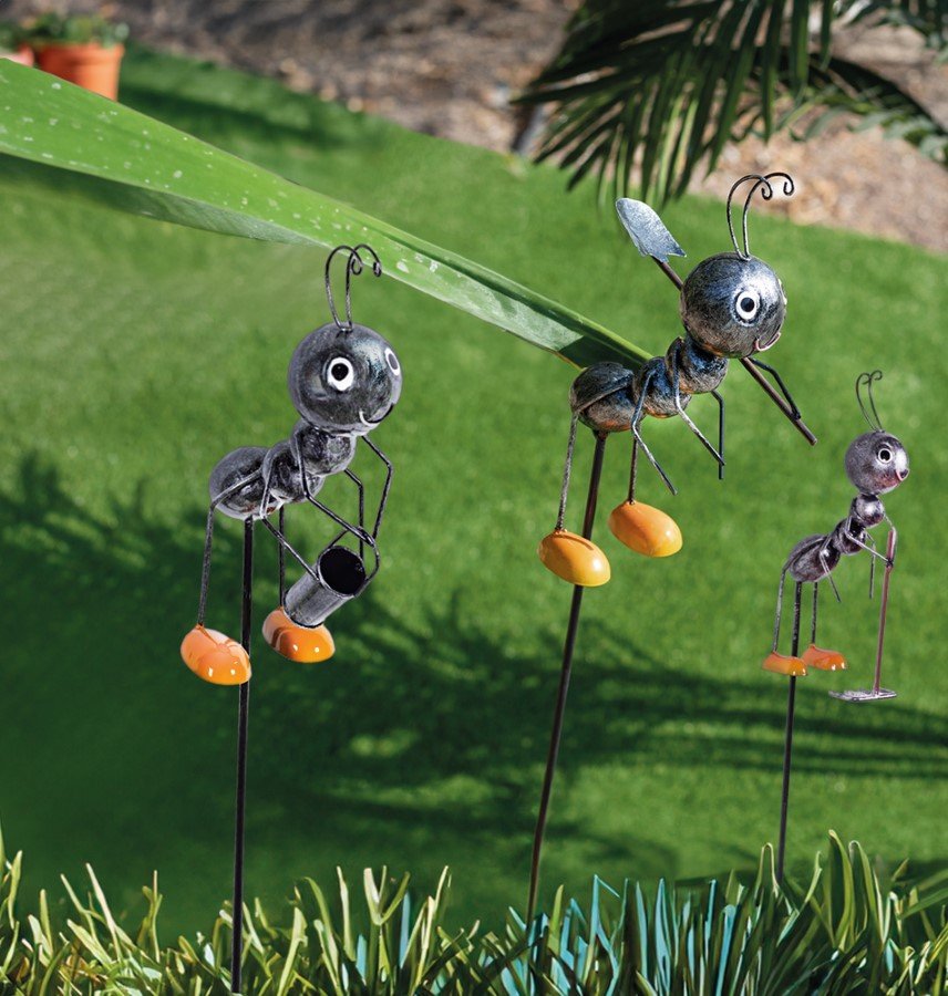 Sodo dekoracija SKRUZDĖ, metalinė, įsmeigiama, 8 x 15 x 115 cm.