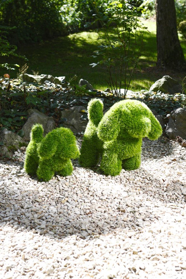 Sodo dekoracija PLIUŠINIS ŠUNIUKAS, iš dirbtinės žolės, 23 x 35 x 35 cm.