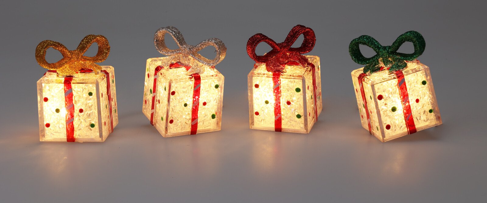 Kalėdinė LED dekoracija Dovana, 4 skirtingi dizainai, su baterijomis, 5 x 5 x 7,5 cm