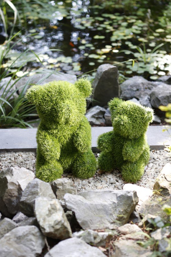 Sodo dekoracija PLIUŠINIS MEŠKIUKAS, iš dirbtinės žolės, 30 x 35 x 50 cm.