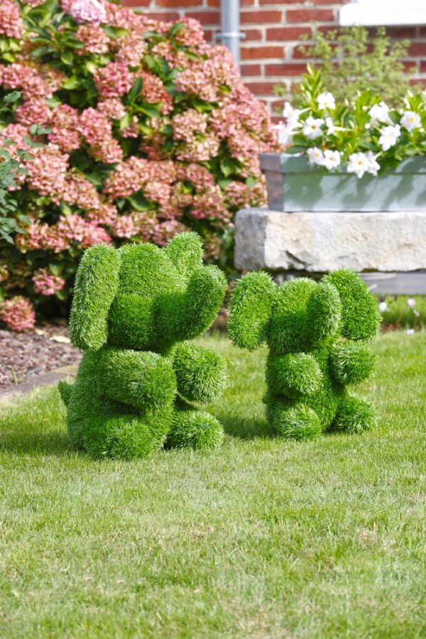 Sodo dekoracija PLIUŠINIS DRAMBLIUKAS, iš dirbtinės žolės, 25 x 25 x 35 cm.