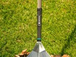 Vėduoklinis grėblys GARDENA PureLine, metalinis, reguliuojamas, plotis 30-50 cm, medinis kotas