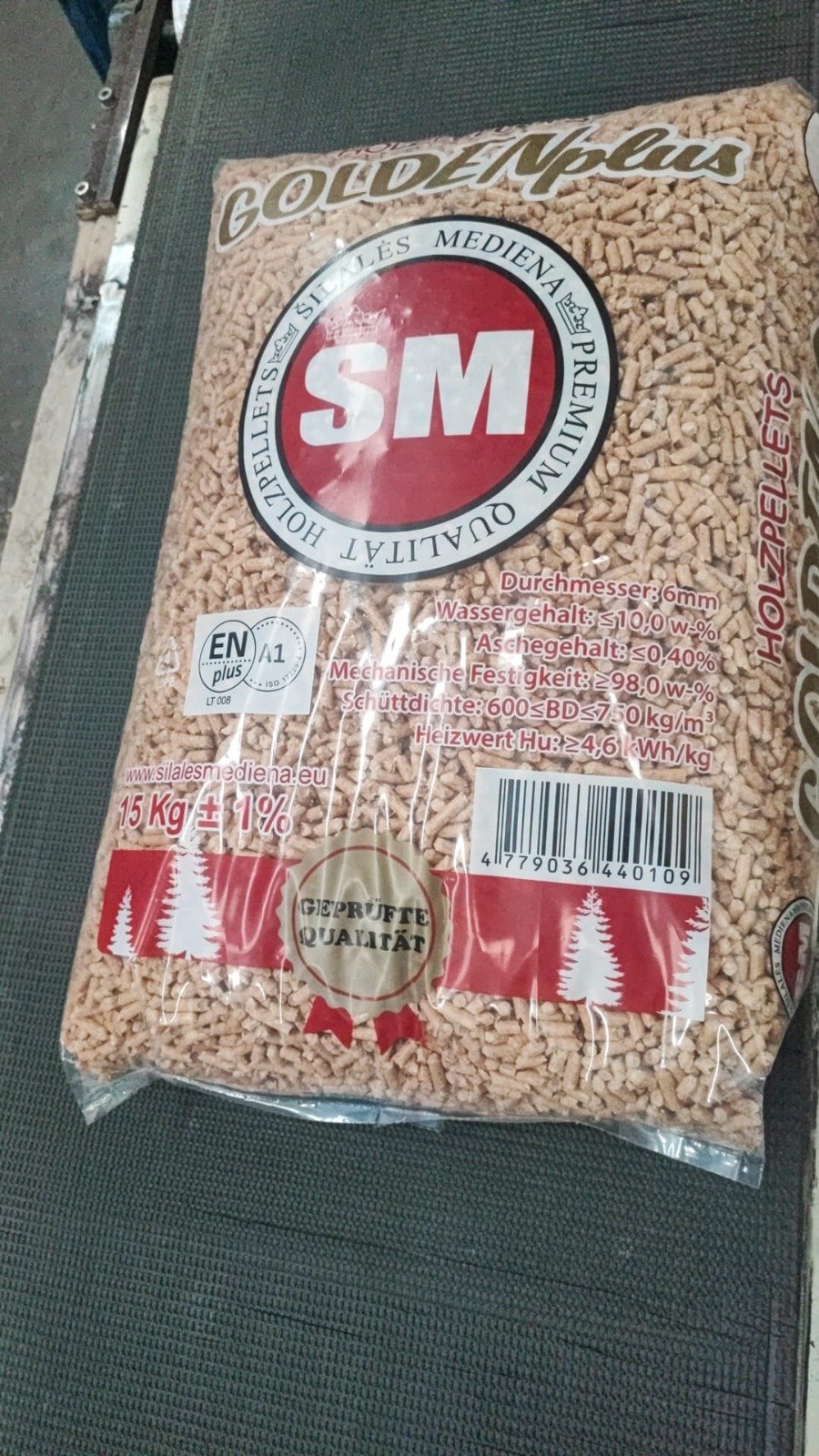 Medienos pjuvenų granulės GOLDENPLUS, 6mm, 15 kg, drėgnumas 10%, kaloringumas 4,6kWh/kg