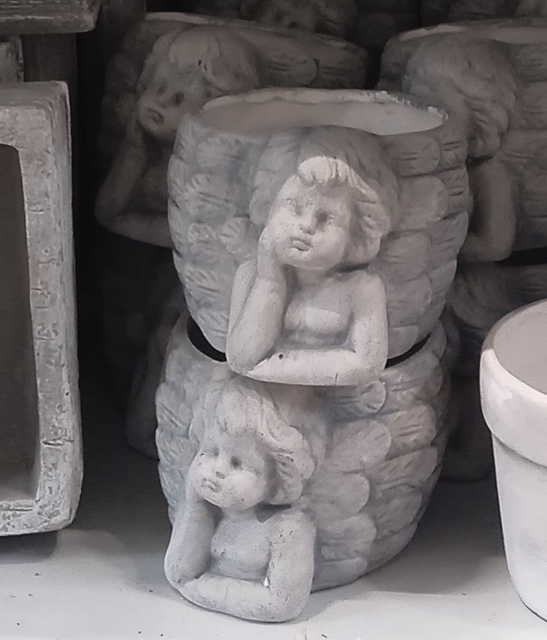 Vienmetė gėlė, kompozicija kapams su angelu, vazonėlio skersmuo 14 cm.